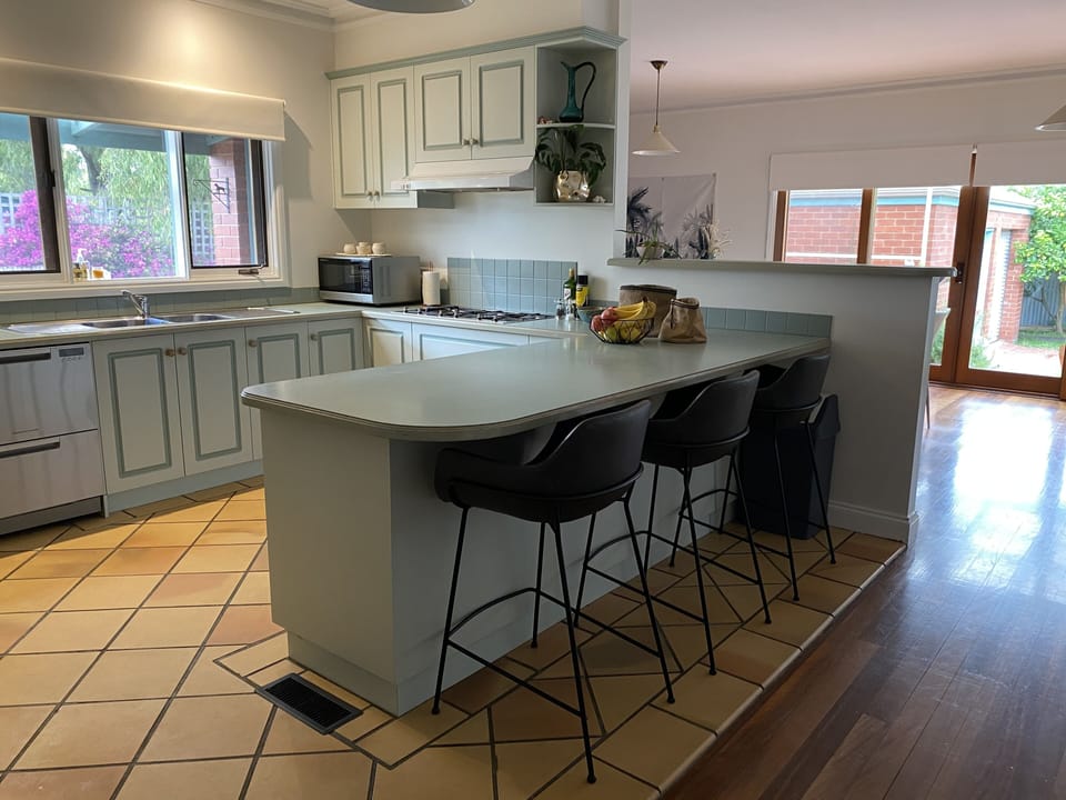 Kitchen & breakfast bar