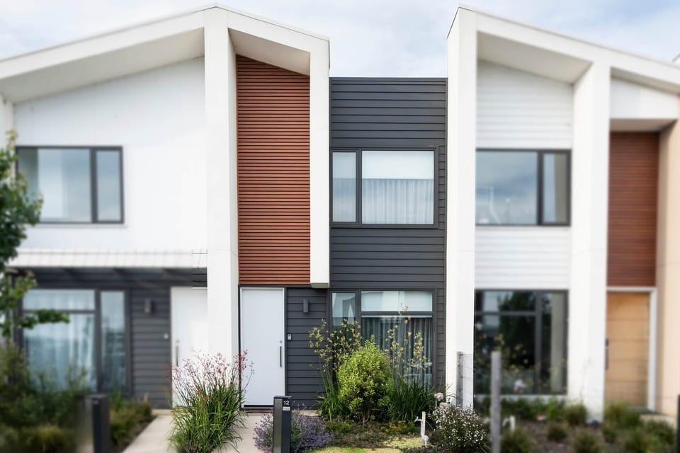 Superbly presented throughout, this convenient location with beaches and shops close by make for easy holiday living.