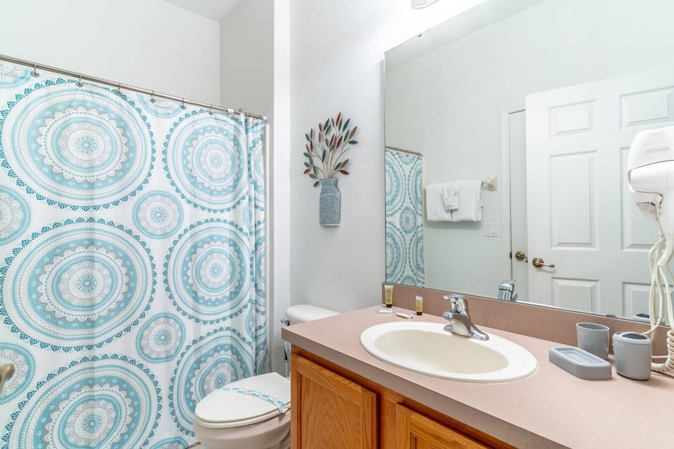 Ground Floor Shared Full bath with Shower/Tub Combo (Queen Master EnSuite)