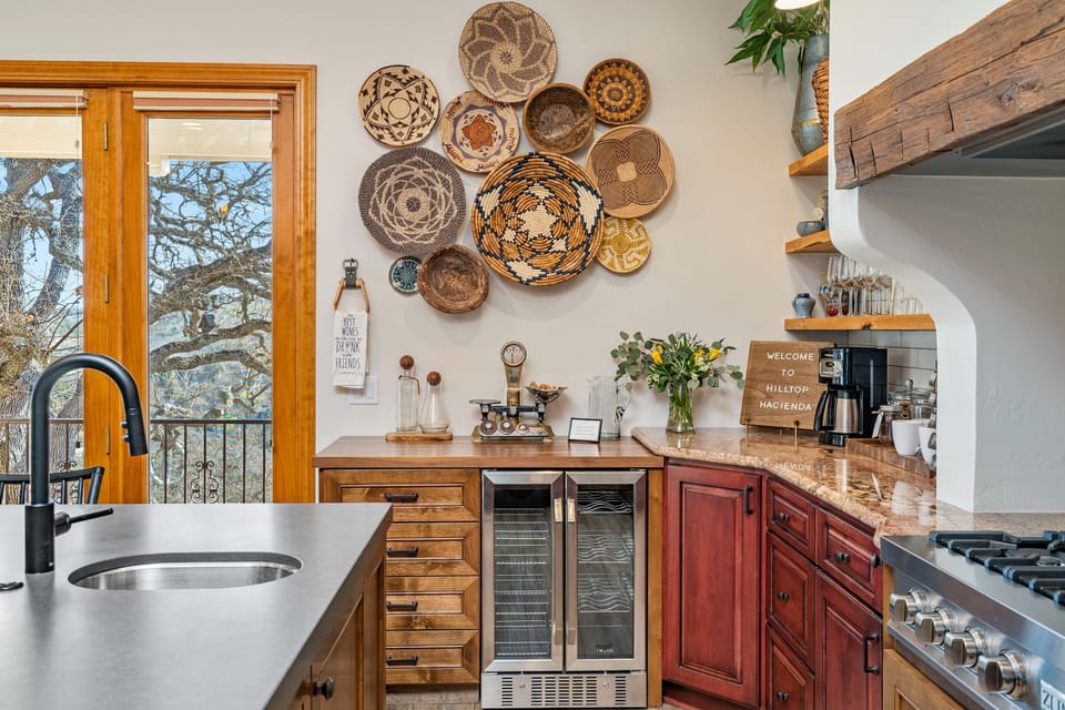 Kitchen - Beautiful Fully Stocked Kitchen