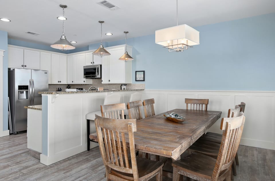 Dining Area that seats 8