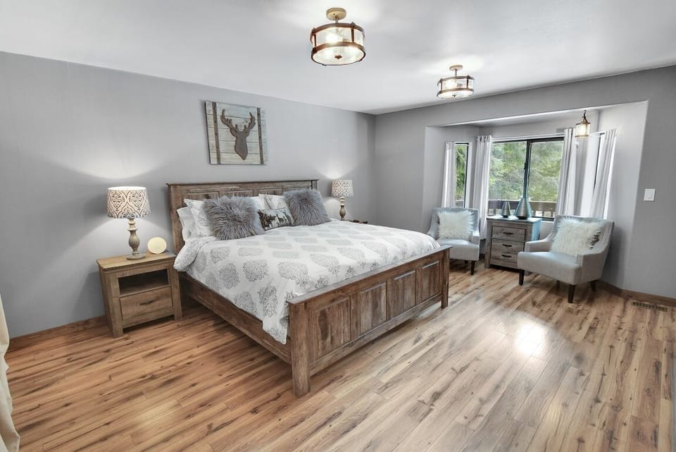 Bedroom 1 Located on the Main Floor with a King Size Bed En Suite Bathroom