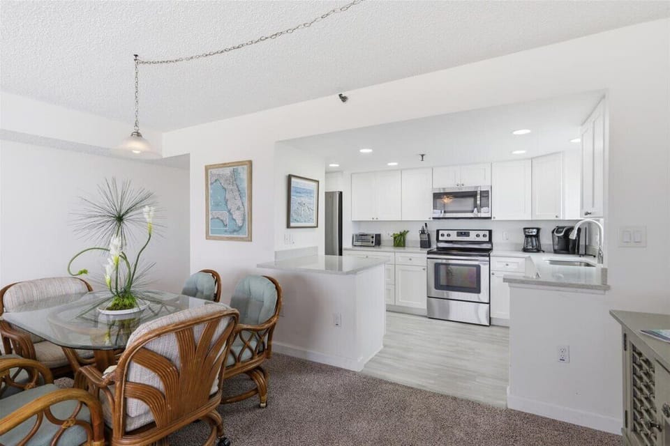 Kitchen & Dining Area