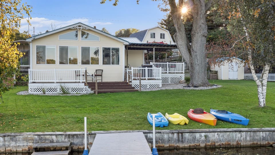 Lakefront Cottage living