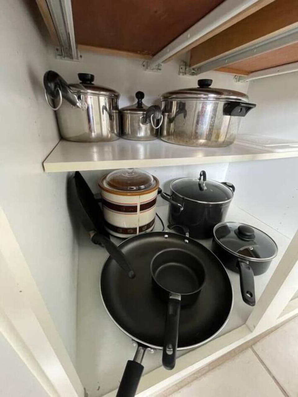 Plenty of pots & pans and crock pot. Roasting pan, cookie sheet & serving bowls