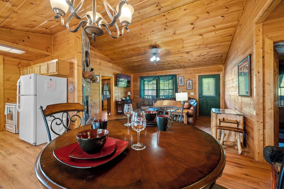 Easy Livin' - Dining Area with Seating for 4