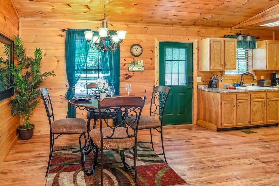 Easy Livin' - Dining Area with Seating for 4