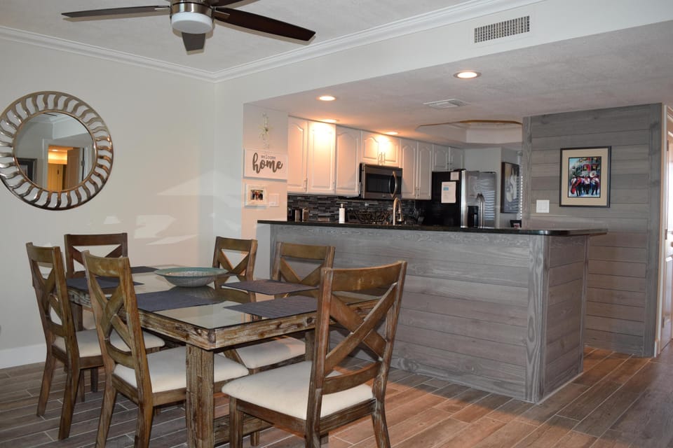 Dining room / Kitchen Bar
