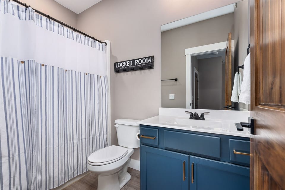 Upper Level Attached Full Bathroom