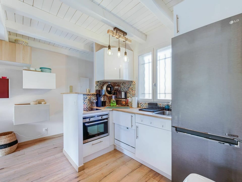 Cabinetry, Countertop, Home Appliance, Wood, Kitchen, Interior Design, Kitchen Appliance, Flooring, Floor, Drawer