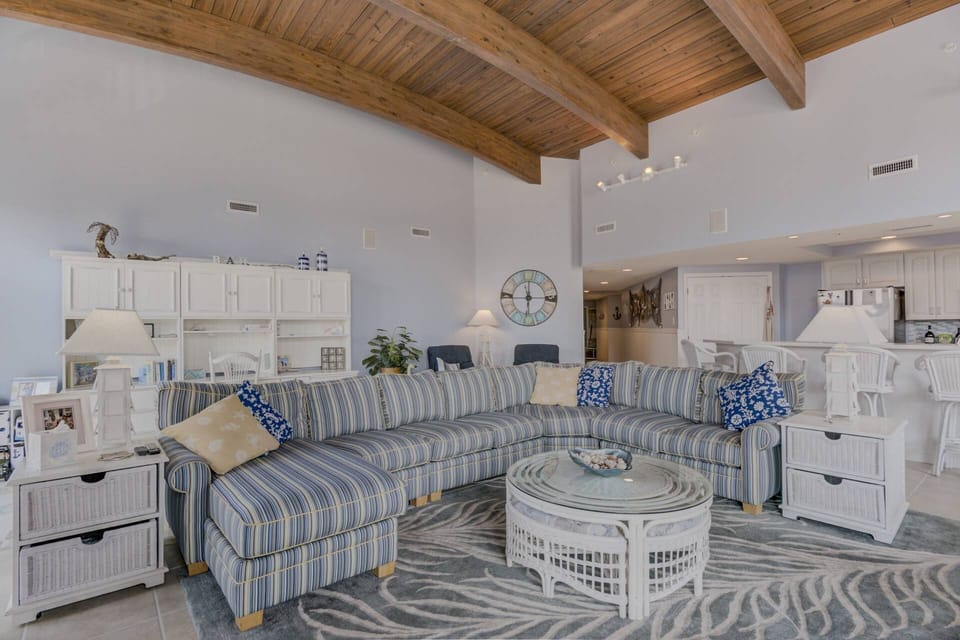 Living Area - View 5