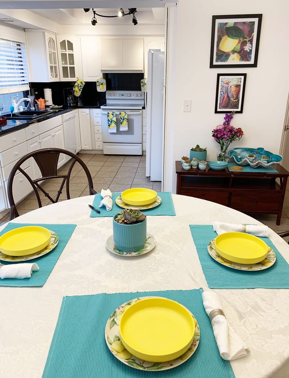 Kitchen dining area