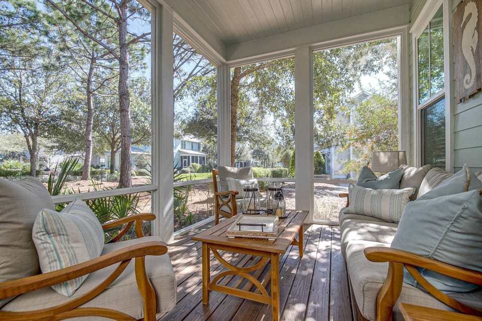 Spacious screened In porch, with plenty of seating