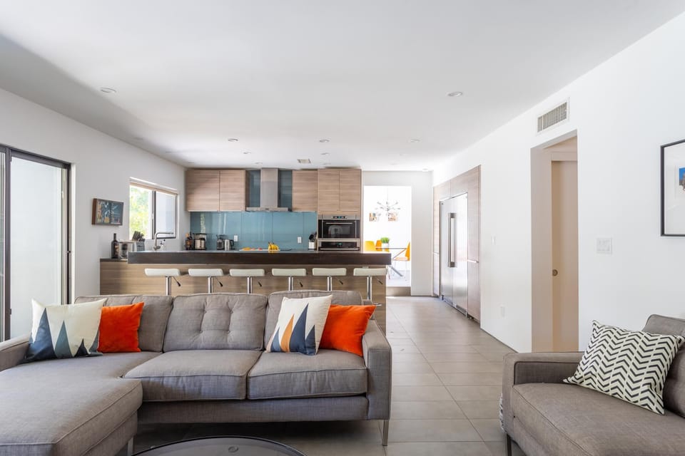 Great room w/ lots of seating and easy access to the kitchen .