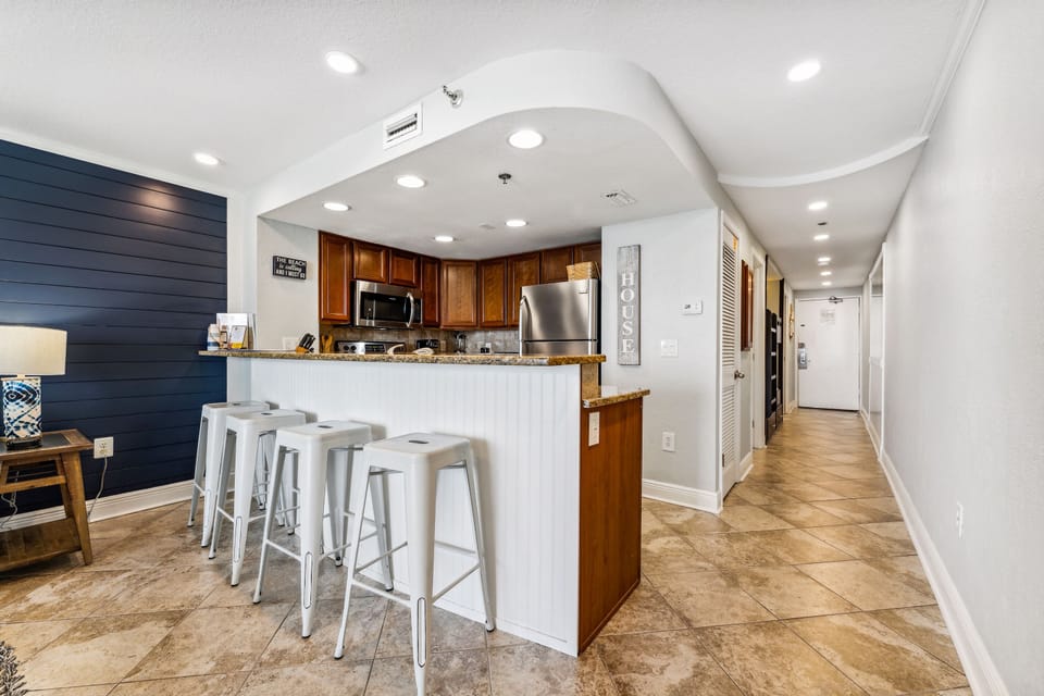  Kitchen with Breakfast Bar