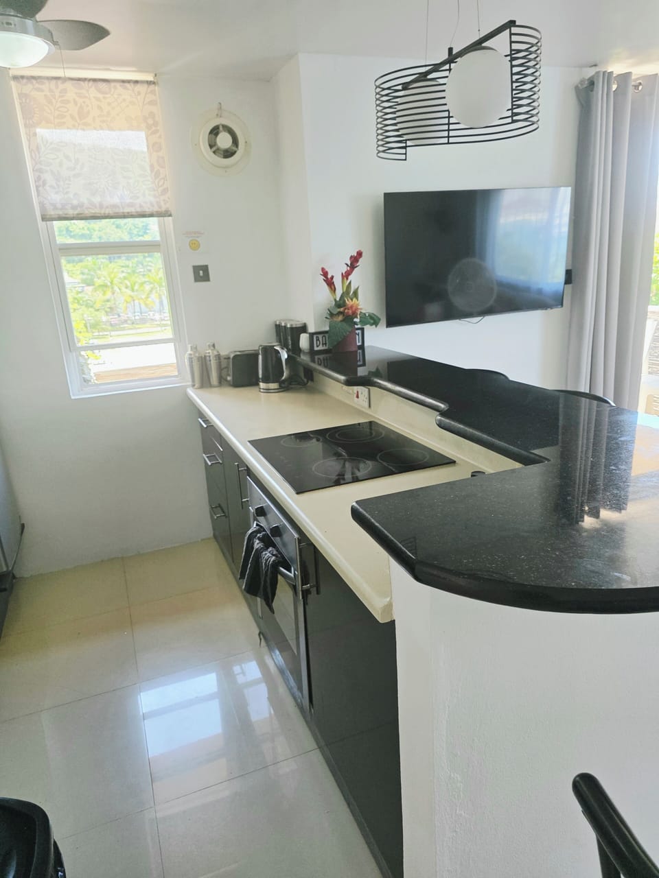 Fully equipped kitchen and breakfast nar 