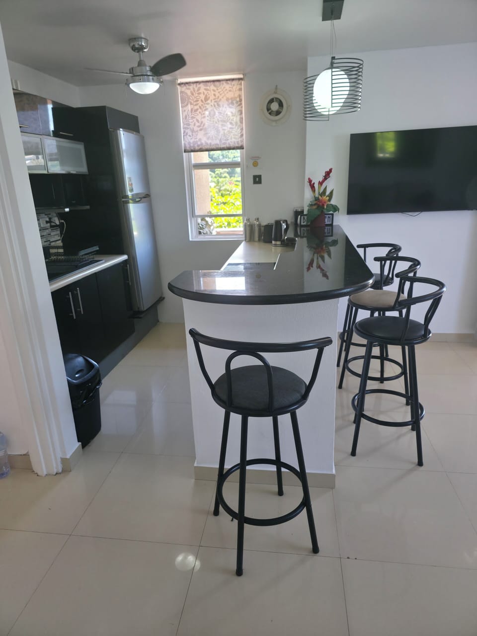 Fully equipped kitchen with breakfast bar 
