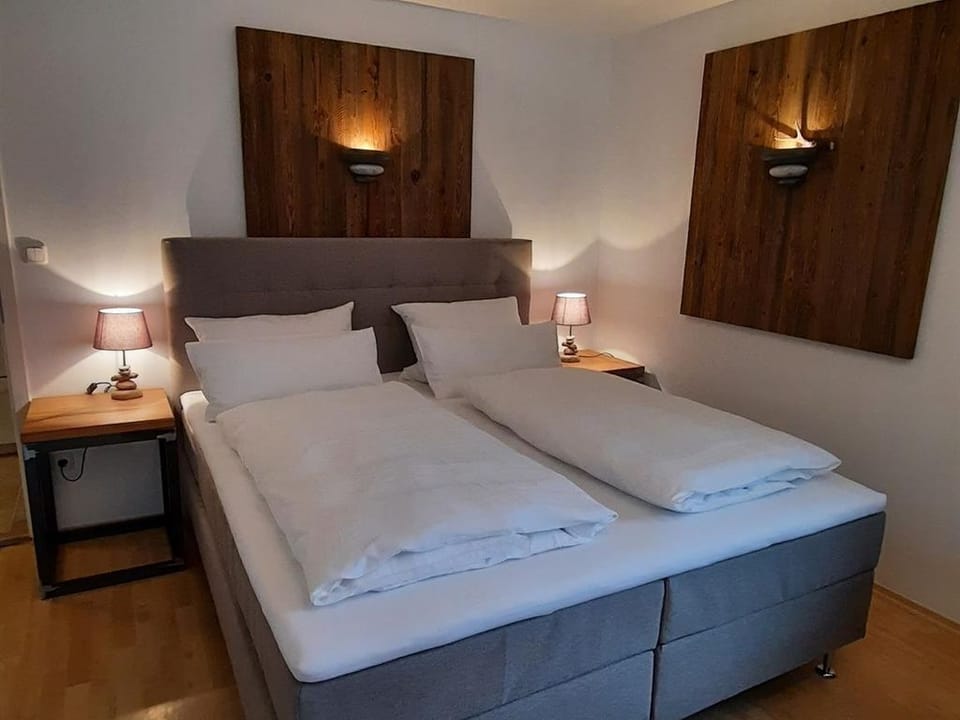 "Baierkar" apartment / living room / bedroom / shower and bath, toilet - Isartaler Hoamat, house Apartment in Mittenwald