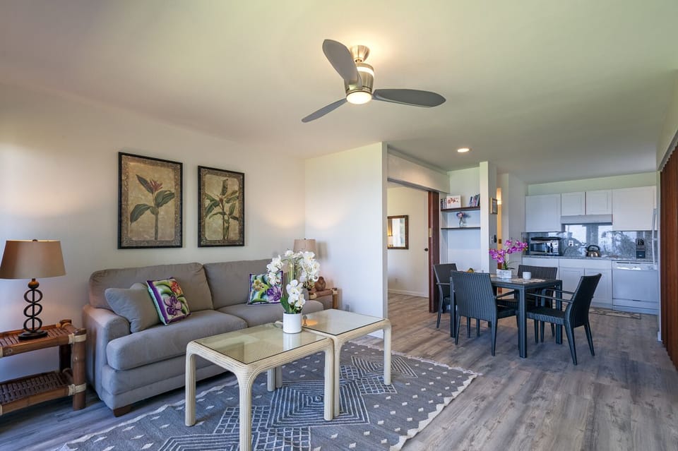 Kauai Kahuna Vacation Rentals | Sealodge B6 | living and dining