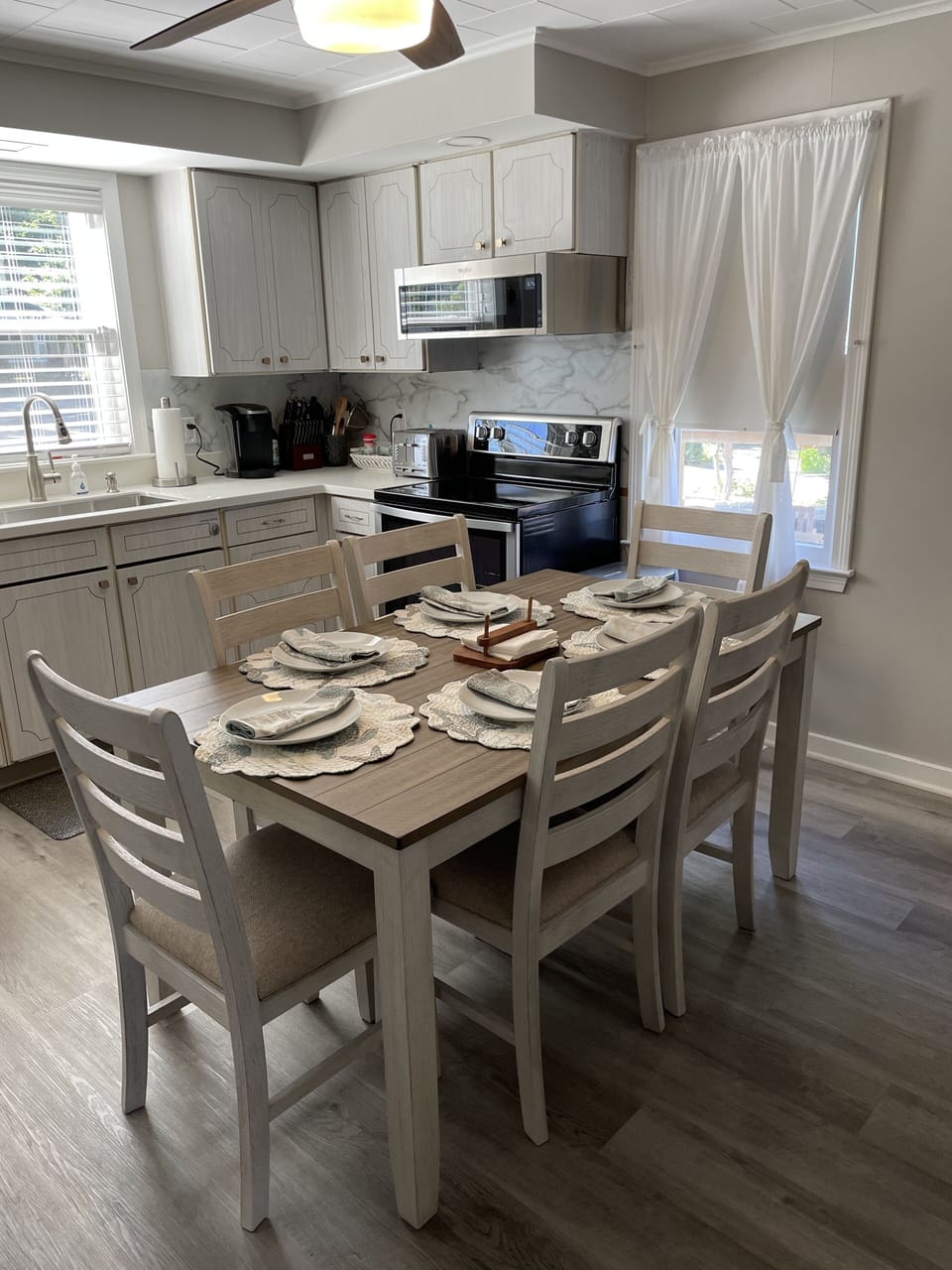 eat in kitchen