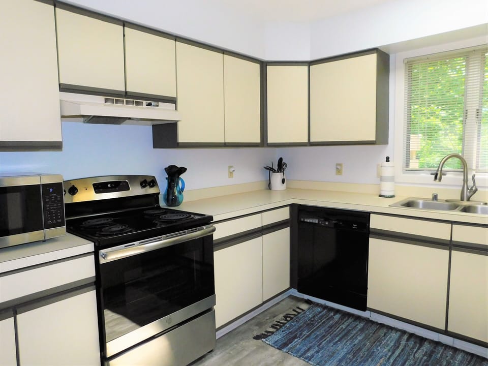 314B Daylily, Bethany Proper, Bethany Proper - kitchen - Fully equipped kitchen with updated appliances, plenty of cabinet space, and a standard coffee maker.