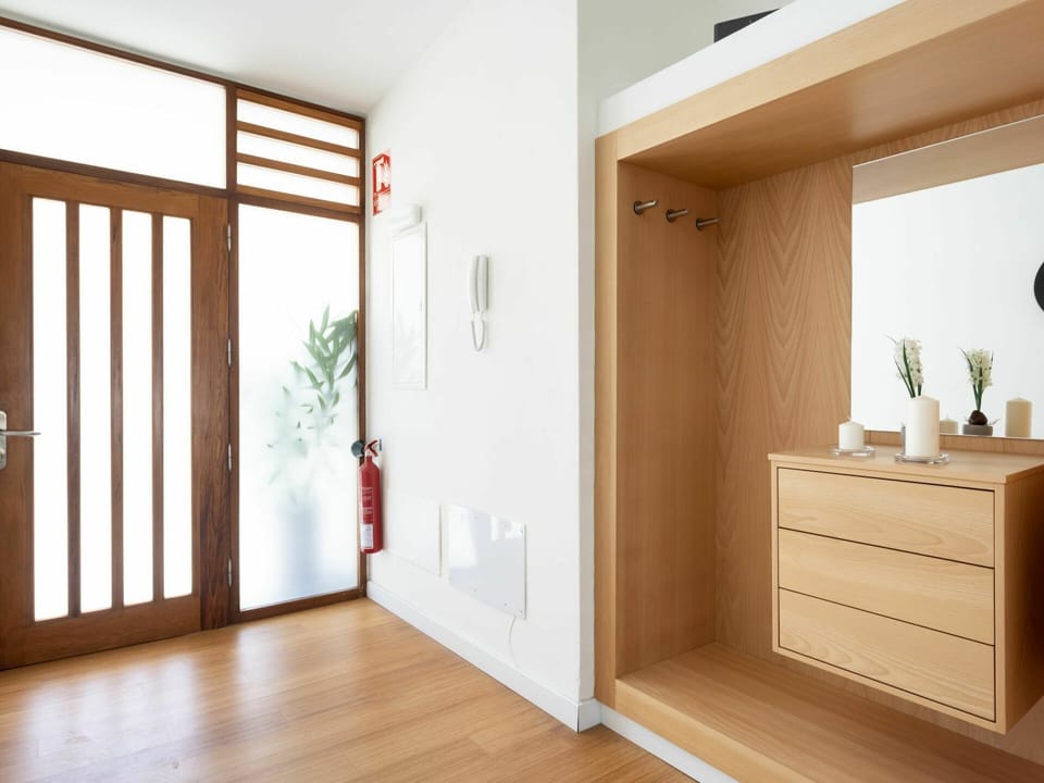 Property, Plant, Wood, Drawer, Flooring, Cabinetry, Interior Design, Houseplant, Floor