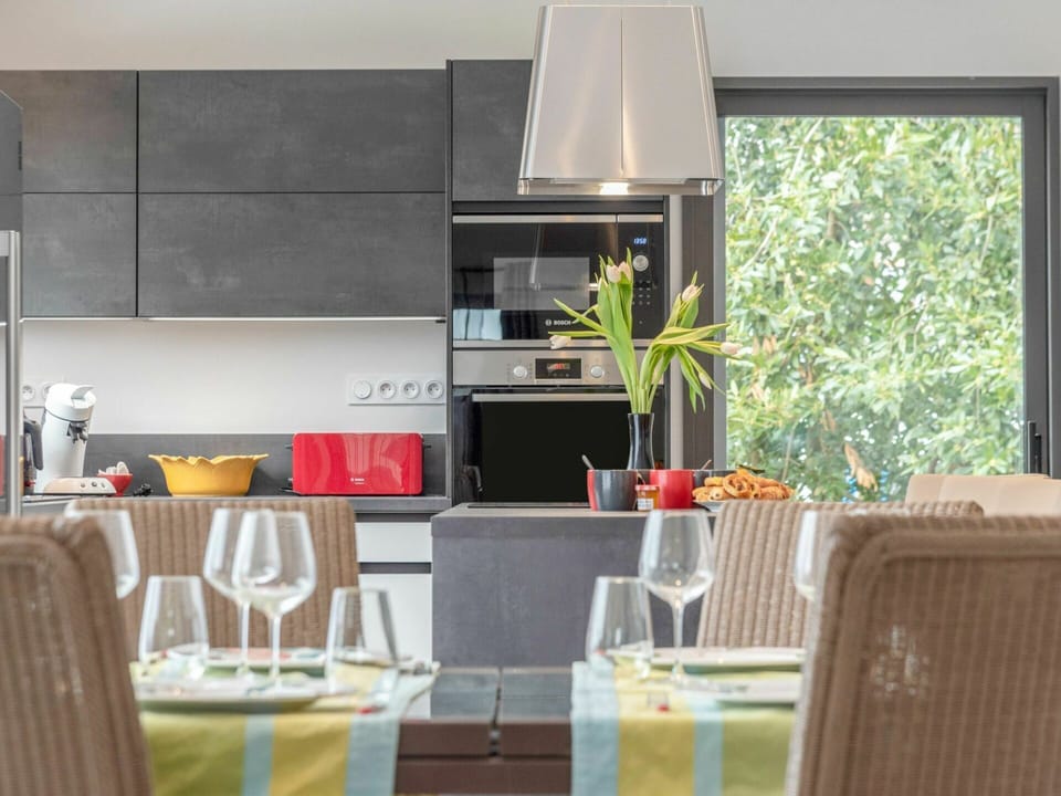 Countertop, Cabinetry, Property, Furniture, Kitchen, Kitchen Appliance, Window, Home Appliance, Chair, Wood