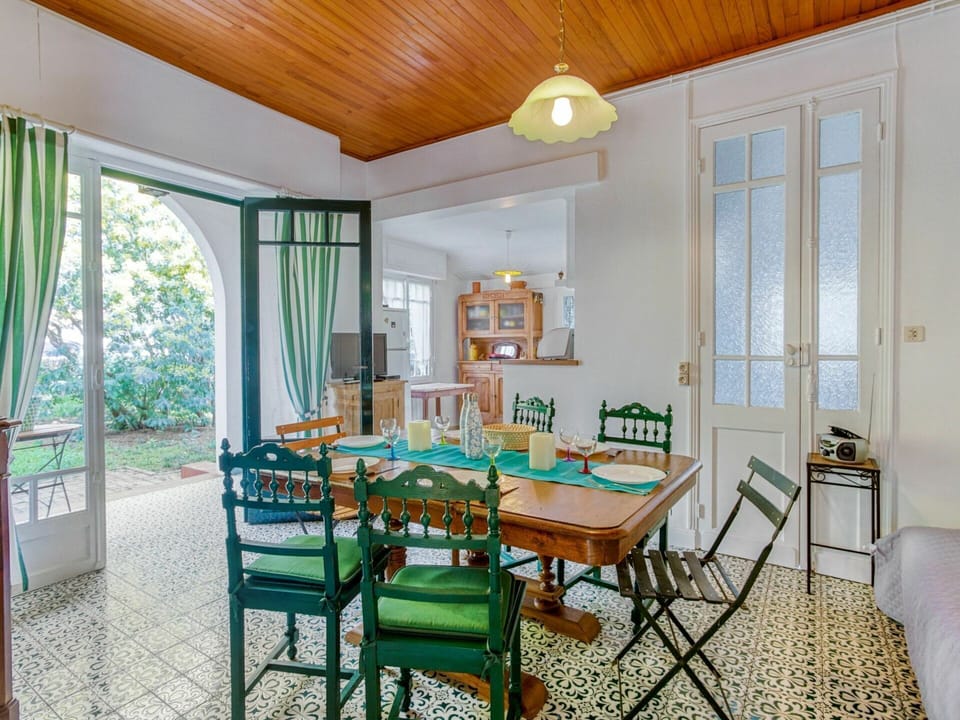 Table, Furniture, Property, Chair, Interior Design, Window, Wood, Floor, Flooring, Kitchen & Dining Room Table