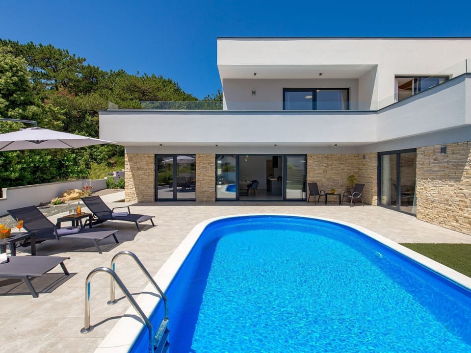 Water, Property, Swimming Pool, Building, Sky, Plant, Azure, Shade, Architecture, Outdoor Furniture