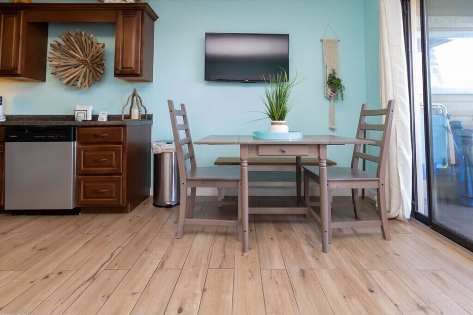 Dining area with seats for 6 people