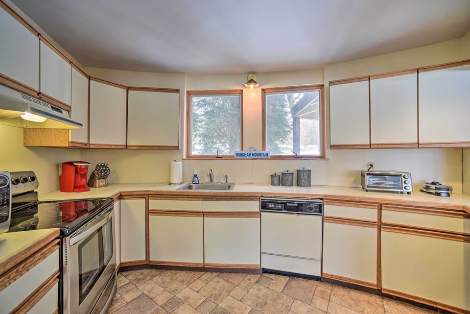 Fully Equipped Kitchen | Toaster Oven | Trash Bags/Paper Towels Provided