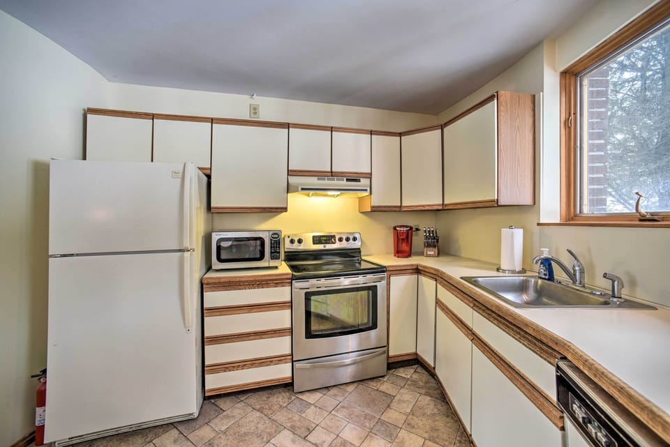 Fully Equipped Kitchen | Keurig Coffee Maker w/ K-Cups