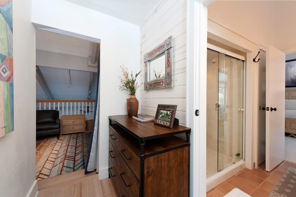 Upstairs Full Bathroom