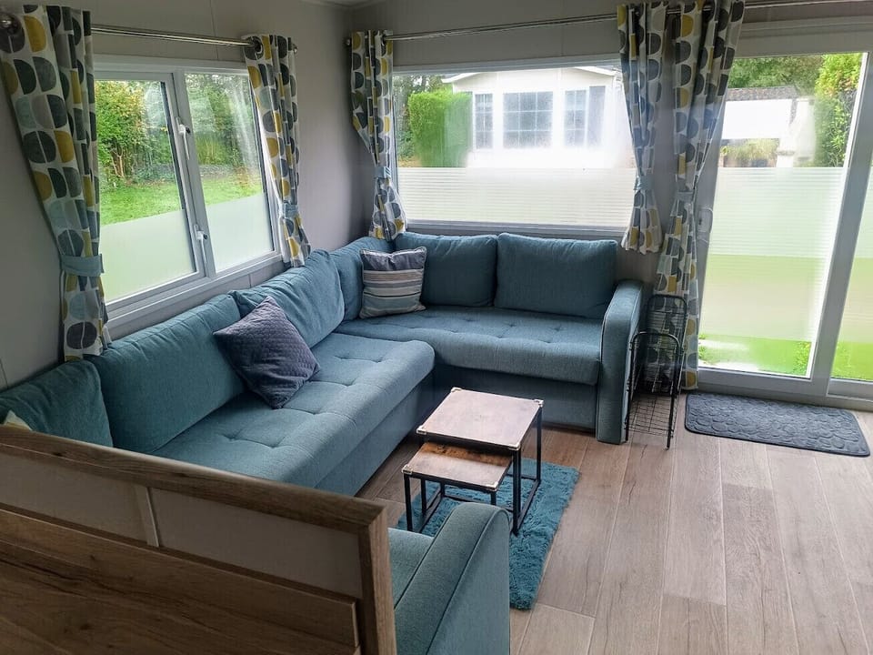 The living room and sofa of Beach Resort Kamperland - 266