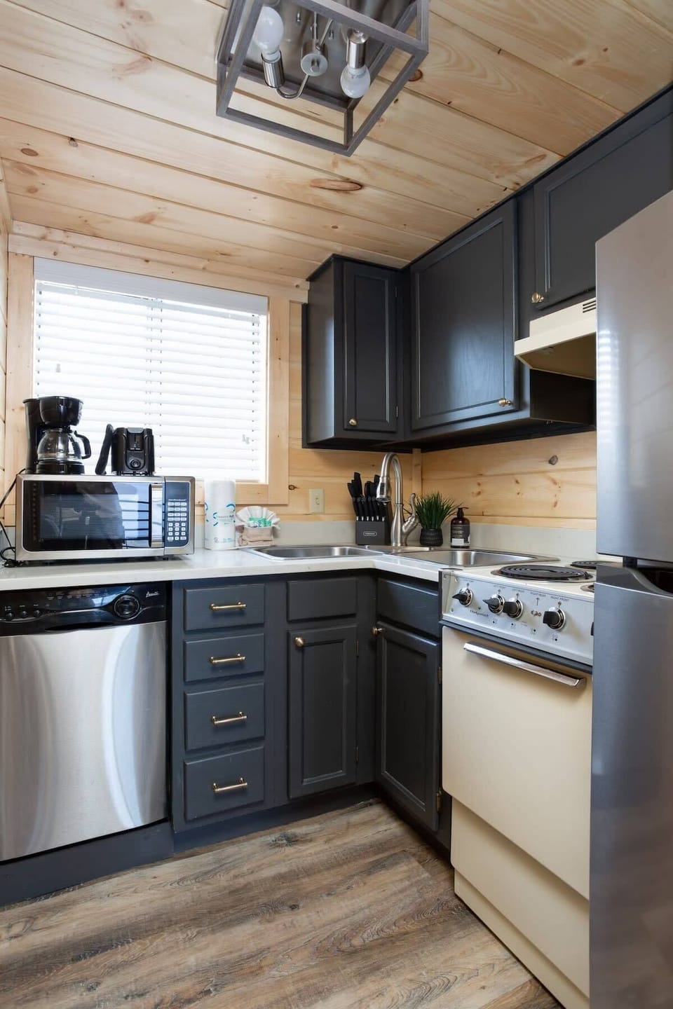 Kitchen Complete With Plenty Of Amenities!