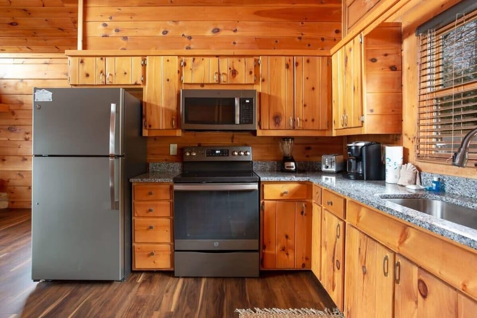 Stainless Steel Appliances And Granite Countertops In Kitchen!