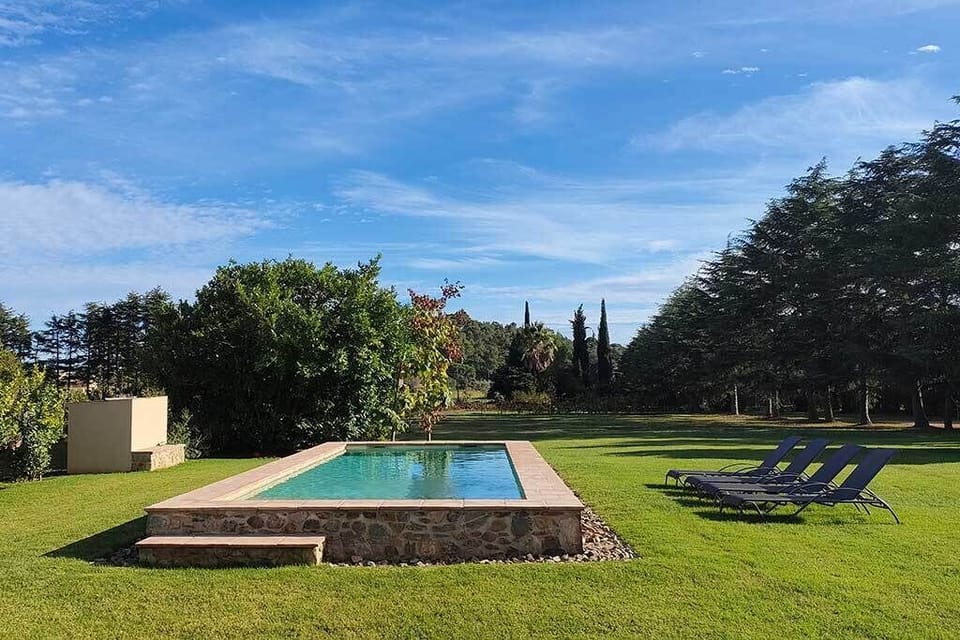 Piscina y zona exterior