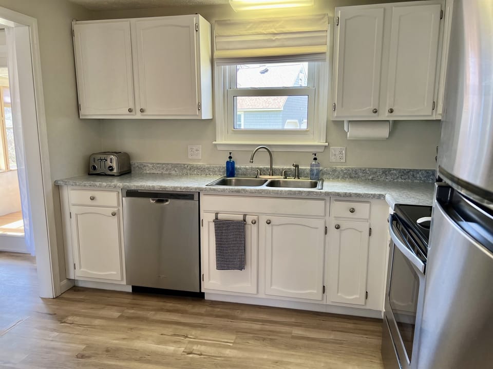 Fully stocked kitchen:)