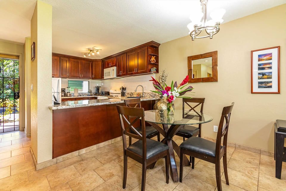 Dining & Kitchen Area
