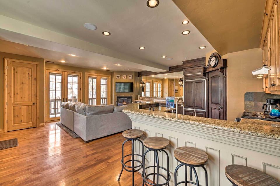 Fully Equipped Kitchen | Breakfast Bar