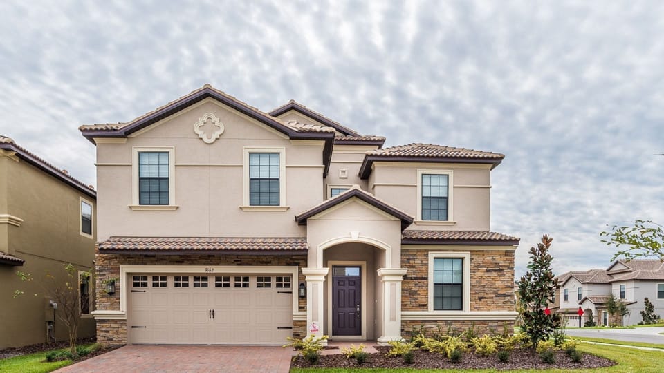 Beautiful 8 bed 5 bath villa located in Champions Gate Resort