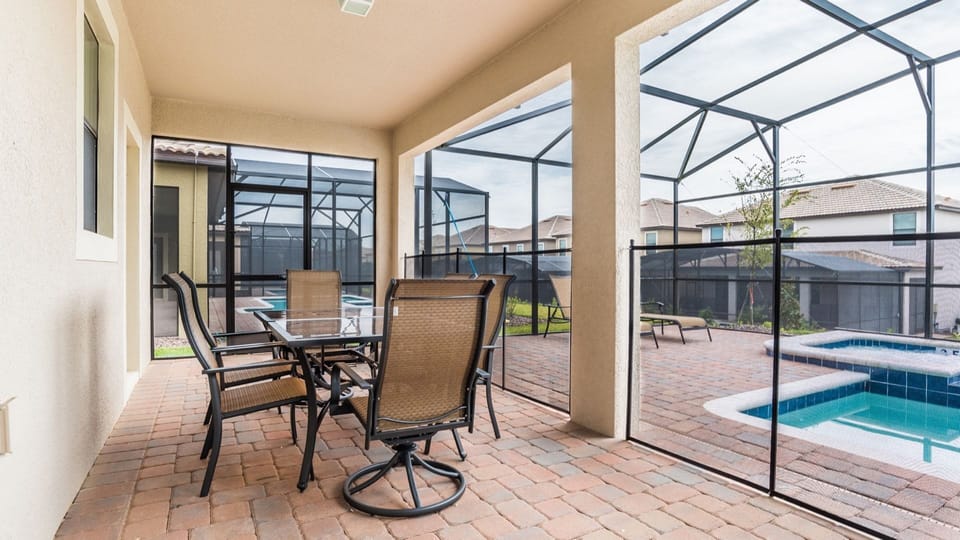 Beautiful 8 bed 5 bath villa located in Champions Gate Resort