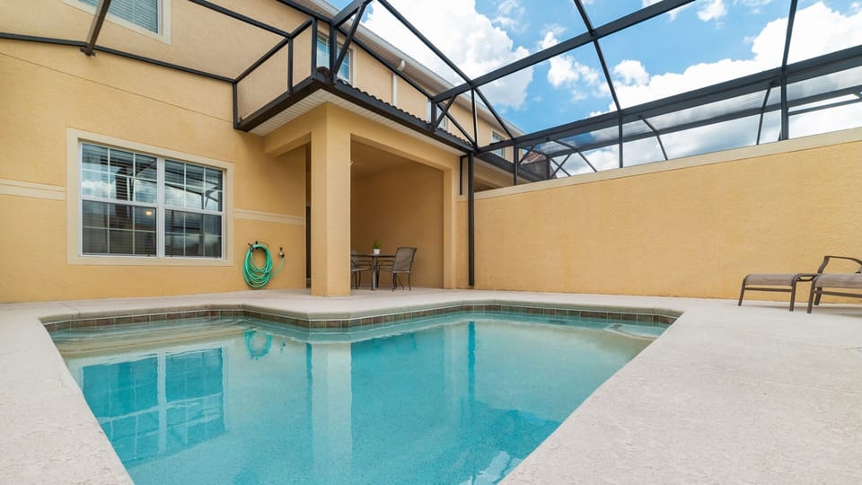 Beautiful 4 bed 3 bath townhome located in Paradise Palms Resort