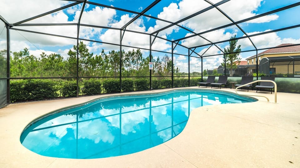 Beautiful 5 bed 4 bath villa located in Solterra Resort