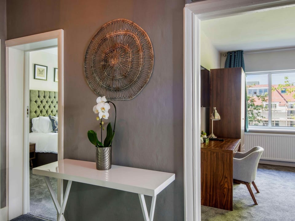 Lobby Apartment B