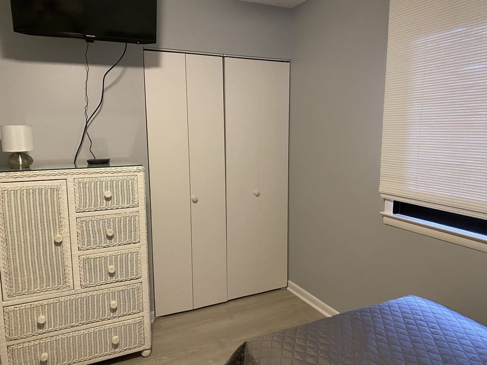 Third bedroom with twin beds and flatscreen tv