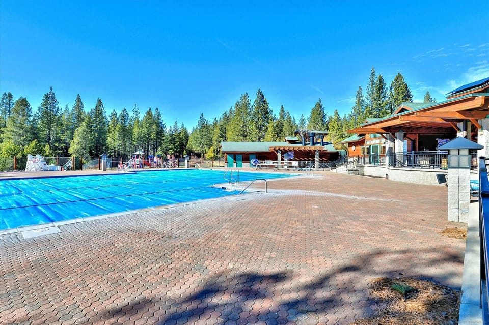 amenity-trout creek recreation center pool-_mre0345