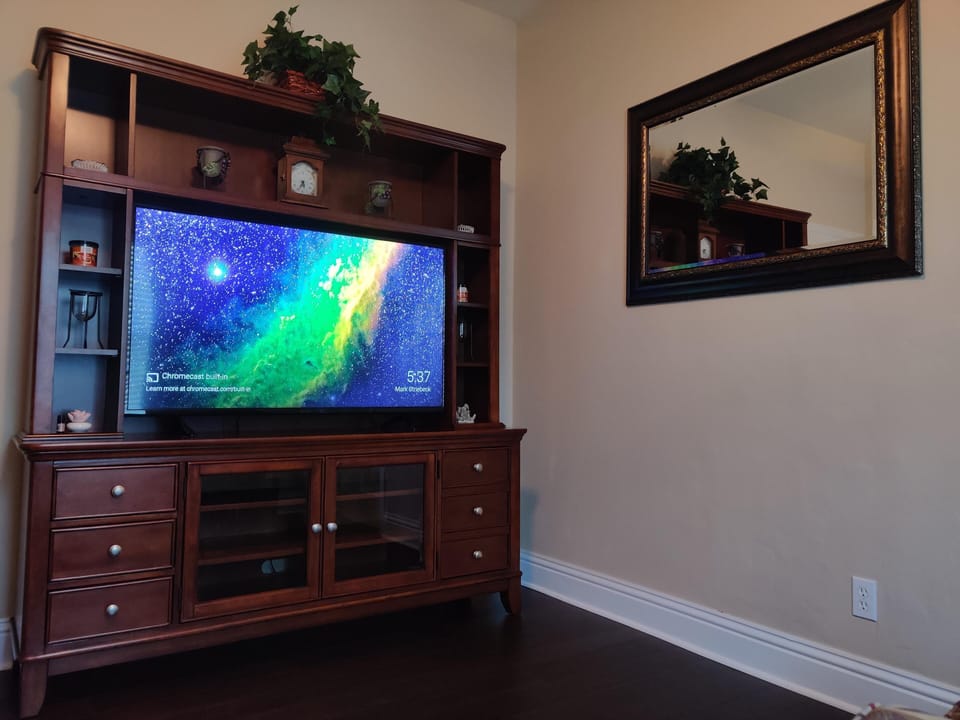 TV with Tivo, Netflix, Hula, Prime, Pluto TV
