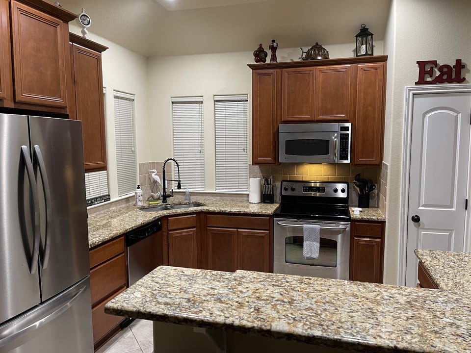 Fully equipped kitchen to cook and serve your meals. Spices and oils provided.