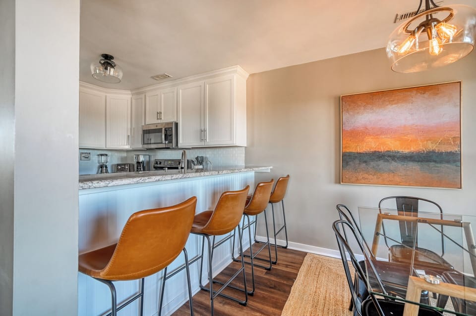 Kitchen barstools make it easy to grab a bite before heading to the beach!